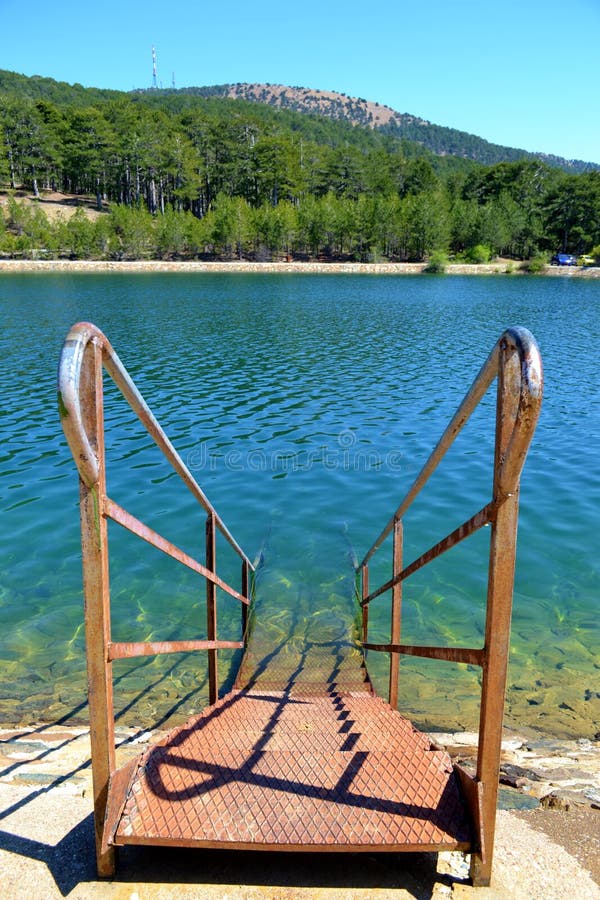 Punti ad un lago fotografia stock libera da diritti Punti ad un lago fotografia stock libera da diritti