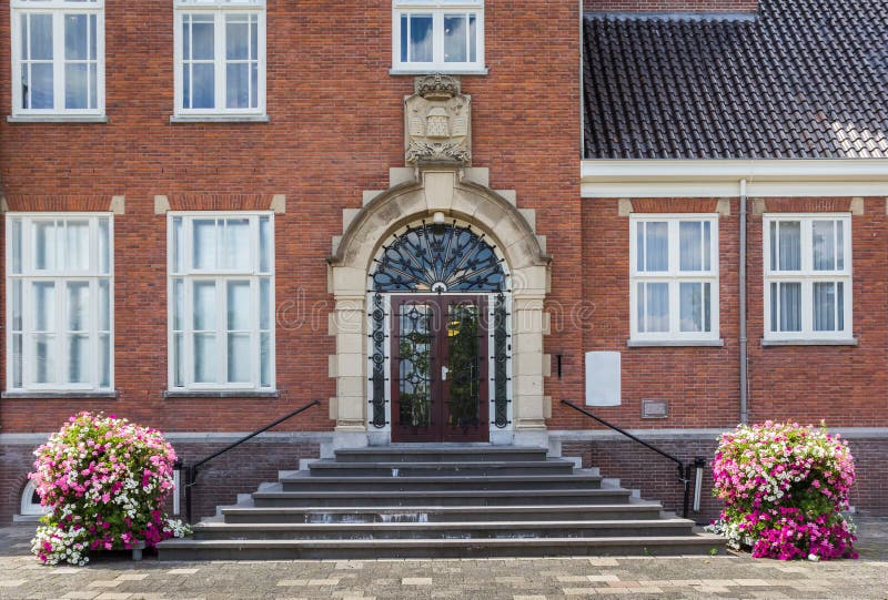 Punti e entrata principale del municipio di Hoogeveen fotografia stock Punti e entrata principale del municipio di Hoogeveen fotografia stock