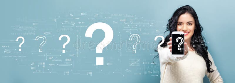 Punti interrogativi con una donna che tiene in mano uno smartphone immagine stock