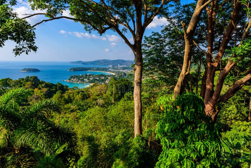 Punto de opinión de Karon - opinión la playa, Kata Beach y Kata Noi de Karon en Phuket, Tailandia Paisaje del paisaje de tropical imagenes de archivo Punto de opinión de Karon - opinión la playa, Kata Beach y Kata Noi de Karon en Phuket, Tailandia Paisaje del paisaje de tropical imagenes de archivo