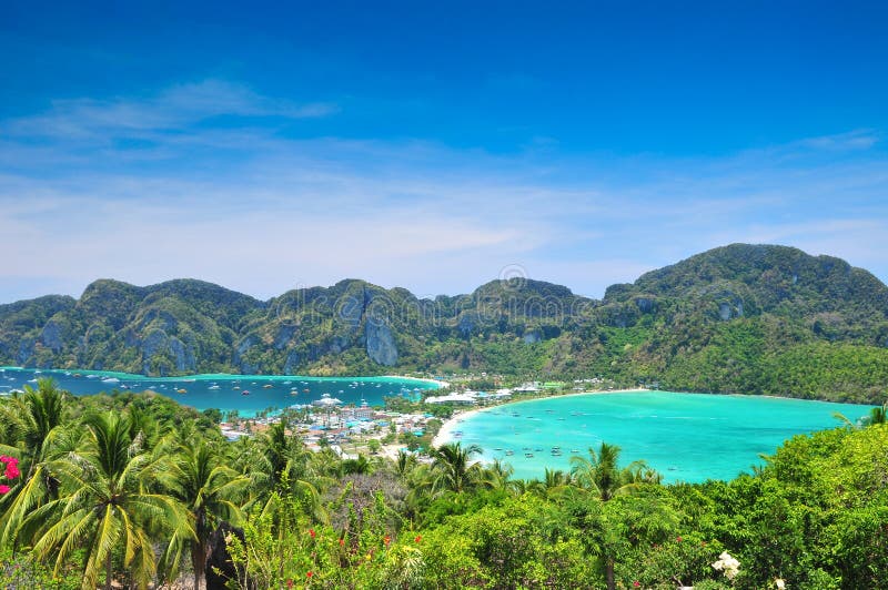 Punto de vista al mar azul en Phi Phi Island Thailand fotos de archivo libres de regalías Punto de vista al mar azul en Phi Phi Island Thailand fotos de archivo libres de regalías
