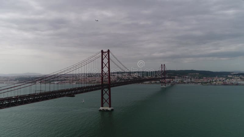 Punto de vista aéreo 25 de abril bridge en lisboa metrajes