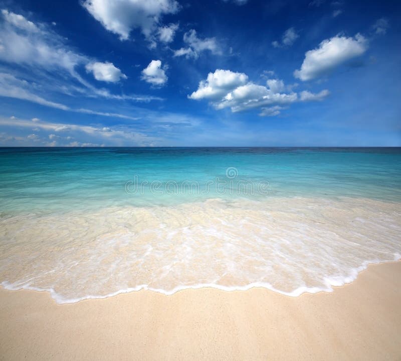Punto de vista de la naturaleza del paisaje de Tailandia del cielo azul de la playa del sol del arena de mar