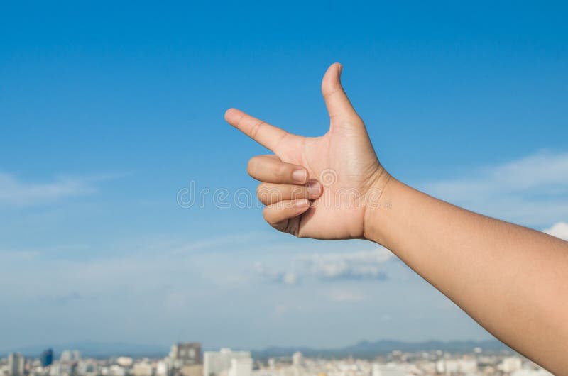 Punto del dito della donna al cielo fotografia stock Punto del dito della donna al cielo fotografia stock