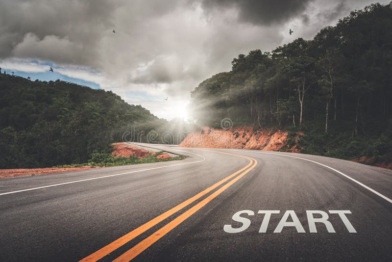 Punto di INIZIO sulla strada dell'affare o del vostro successo di vita L'inizio alla vittoria Punto di INIZIO sulla strada dell'affare o del vostro successo di vita L'inizio alla vittoria