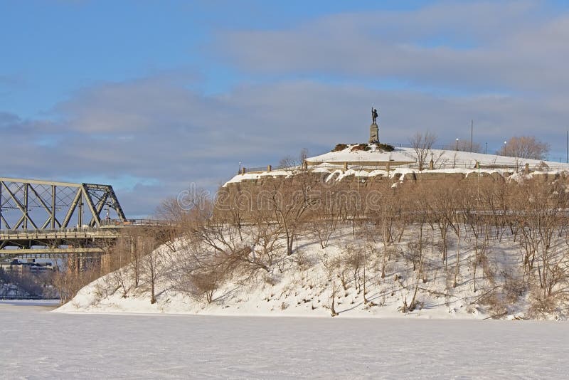 Punto di Nepean lungo il fiume di Ottawa, coperto in neve un giorno di inverno freddo fotografie stock libere da diritti Punto di Nepean lungo il fiume di Ottawa, coperto in neve un giorno di inverno freddo fotografie stock libere da diritti