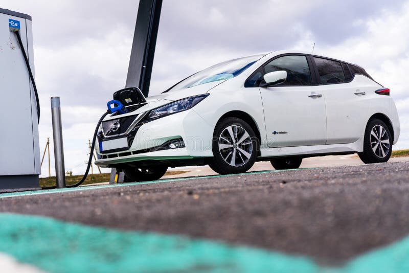 Punto di ricarica delle auto elettriche con Nissan Leaf collegato