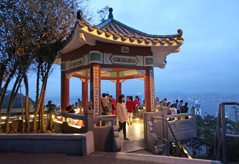 Punto di riferimento di Victoria Peak in Hong Kong (il picco) di notte fotografia stock libera da diritti Punto di riferimento di Victoria Peak in Hong Kong (il picco) di notte fotografia stock libera da diritti