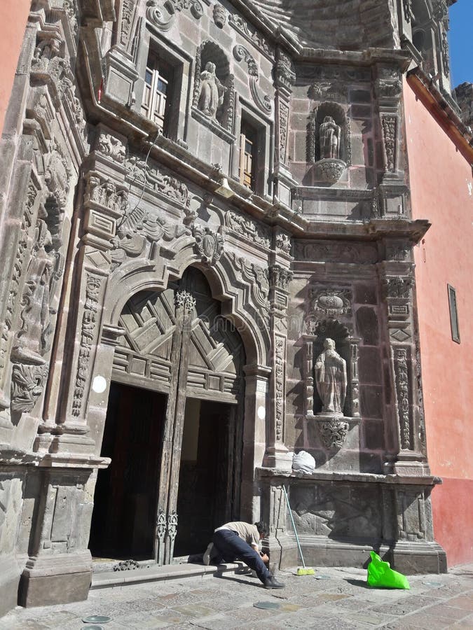 Punto di riferimento Gray Stone Catholic Cathedral Building scolpito messicano storico di pulizia dell'uomo del lavoratore fuori immagine stock libera da diritti Punto di riferimento Gray Stone Catholic Cathedral Building scolpito messicano storico di pulizia dell'uomo del lavoratore fuori immagine stock libera da diritti