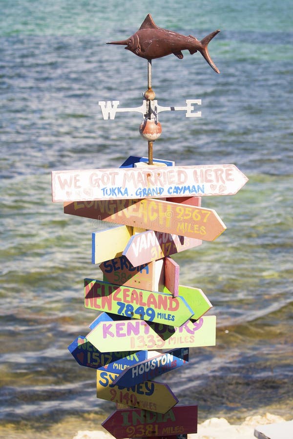 Punto di riferimento unico sulle isole di Grand Cayman con l'oceano nel fondo fotografia stock libera da diritti Punto di riferimento unico sulle isole di Grand Cayman con l'oceano nel fondo fotografia stock libera da diritti
