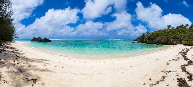 Punto di Toataratara Vista della spiaggia tropicale sabbiosa in una baia isolata Isola di Rurutu, isole australi Tubuai, Polinesi fotografia stock libera da diritti Punto di Toataratara Vista della spiaggia tropicale sabbiosa in una baia isolata Isola di Rurutu, isole australi Tubuai, Polinesi fotografia stock libera da diritti