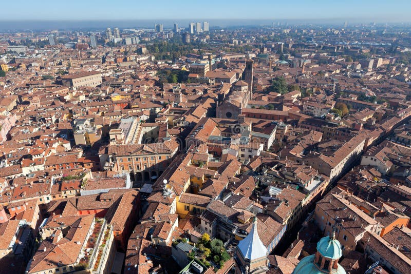 Punto di vista aereo dell'uccello dalla torre di Asinelli su Bologna immagini stock libere da diritti Punto di vista aereo dell'uccello dalla torre di Asinelli su Bologna immagini stock libere da diritti