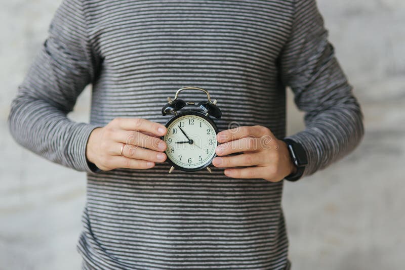 Punto di vista alto vicino dell'uomo che sta tenendo il vecchio orologio in sue mani fotografia stock libera da diritti Punto di vista alto vicino dell'uomo che sta tenendo il vecchio orologio in sue mani fotografia stock libera da diritti