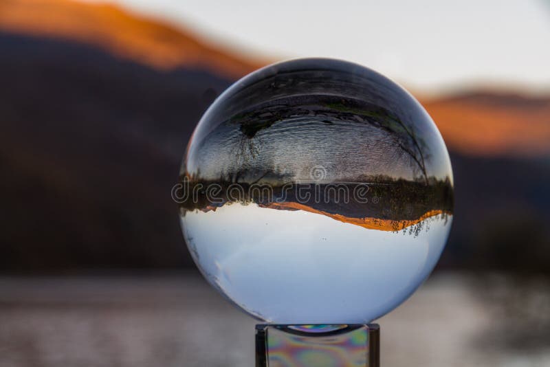 Punto di vista di Crystal Ball delle colline di lingua gallese al tramonto fotografia stock Punto di vista di Crystal Ball delle colline di lingua gallese al tramonto fotografia stock