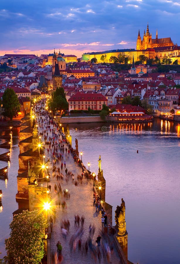 Punto di vista del castello e di Charles Bridge di Praga immagini stock libere da diritti Punto di vista del castello e di Charles Bridge di Praga immagini stock libere da diritti