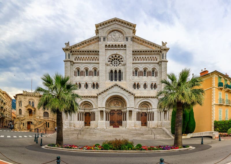 Punto di vista del san Nicholas Cathedral a nel Monaco Ville, Monte Carlo, famose per le tombe di principessa Grace e di principe