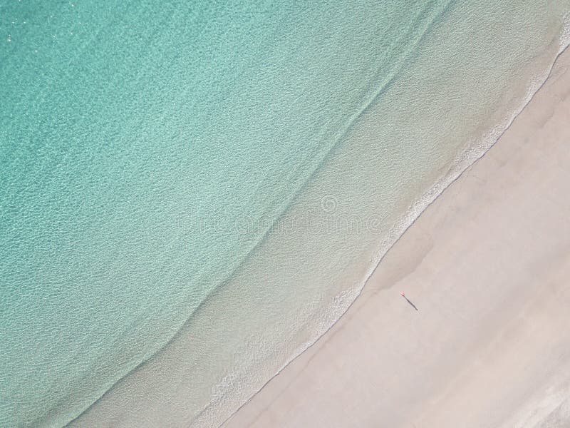 Punto di vista dell'angolo alto dell'uomo solo sulla spiaggia immagini stock Punto di vista dell'angolo alto dell'uomo solo sulla spiaggia immagini stock
