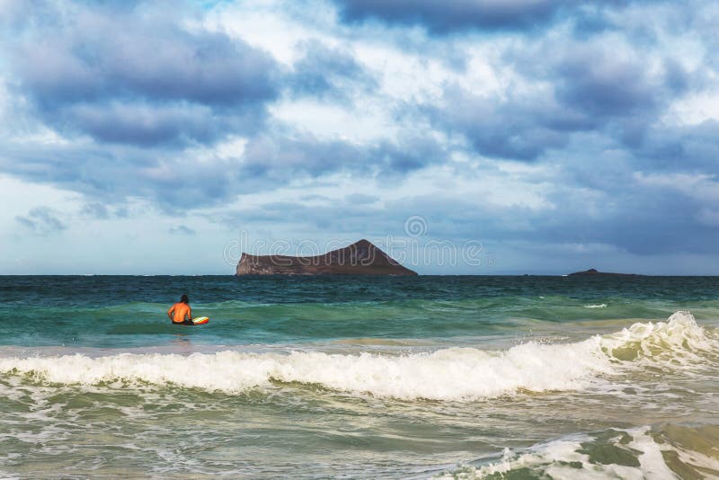 Punto di vista della spiaggia di Waimanalo e del surfista solo sull'isola di Oahu fotografia stock Punto di vista della spiaggia di Waimanalo e del surfista solo sull'isola di Oahu fotografia stock
