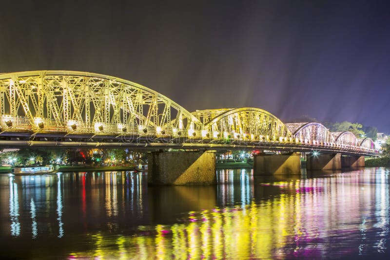 Punto di vista di notte di Truong Tien Bridge nella tonalità immagini stock libere da diritti Punto di vista di notte di Truong Tien Bridge nella tonalità immagini stock libere da diritti