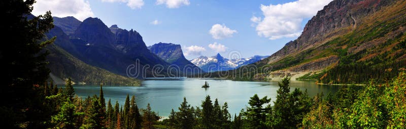Punto di vista panoramico del san Mary Lake, ` ad ovest del ghiacciaio che va esporre al sole il ` della strada, Montana, U.S.A. immagini stock libere da diritti Punto di vista panoramico del san Mary Lake, ` ad ovest del ghiacciaio che va esporre al sole il ` della strada, Montana, U.S.A. immagini stock libere da diritti