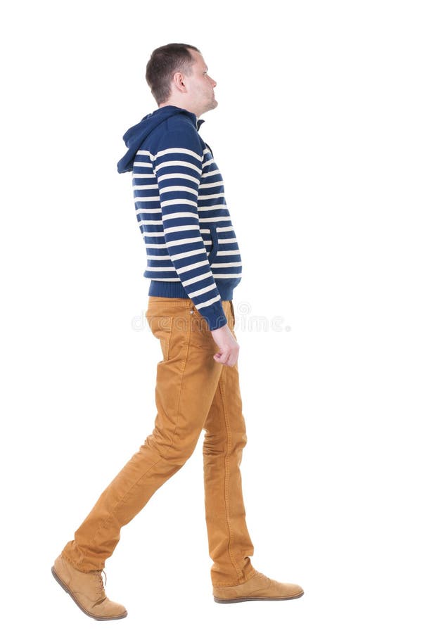 Punto di vista posteriore dell'uomo bello di camminata in jeans e maglione a strisce fotografie stock libere da diritti