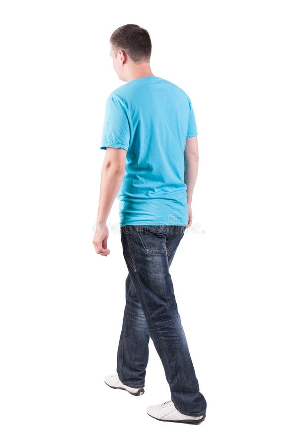 Punto di vista posteriore dell'uomo bello di camminata in maglietta immagini stock libere da diritti