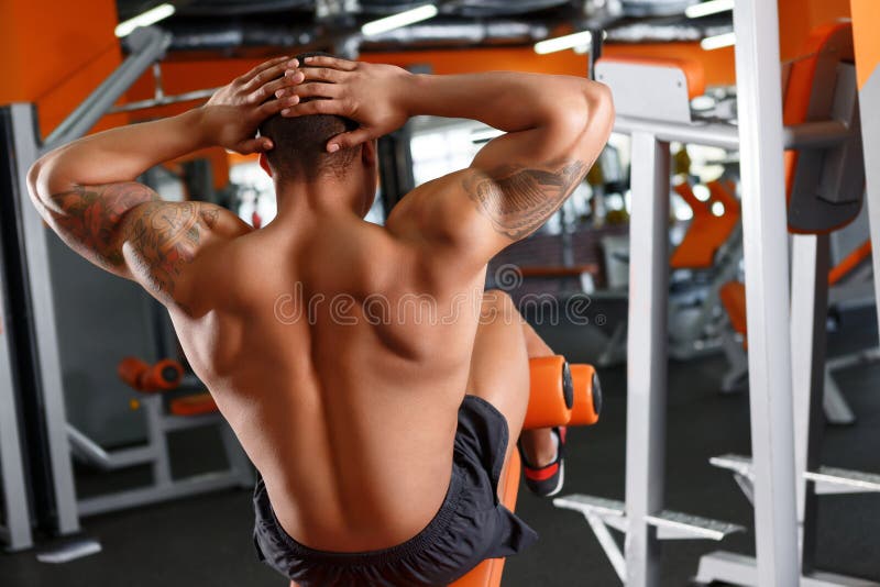 Uomo Che Si Pulisce Con L'asciugamano in Palestra Fotografia Stock -  Immagine di istruttore, mezzo: 53909990