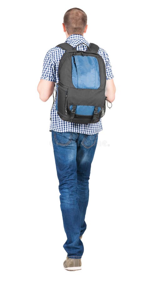 Punto di vista posteriore dell'uomo di camminata con lo zaino. fotografie stock