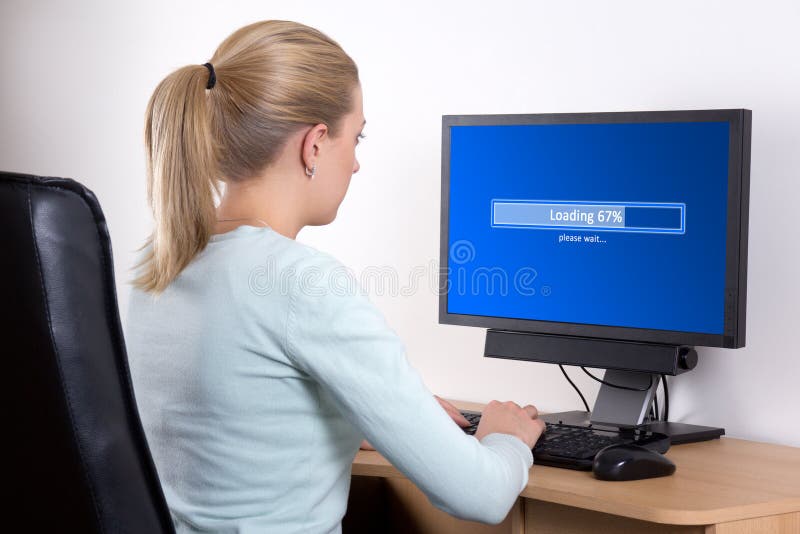 Punto di vista posteriore della donna che utilizza personal computer nell'ufficio immagini stock Punto di vista posteriore della donna che utilizza personal computer nell'ufficio immagini stock