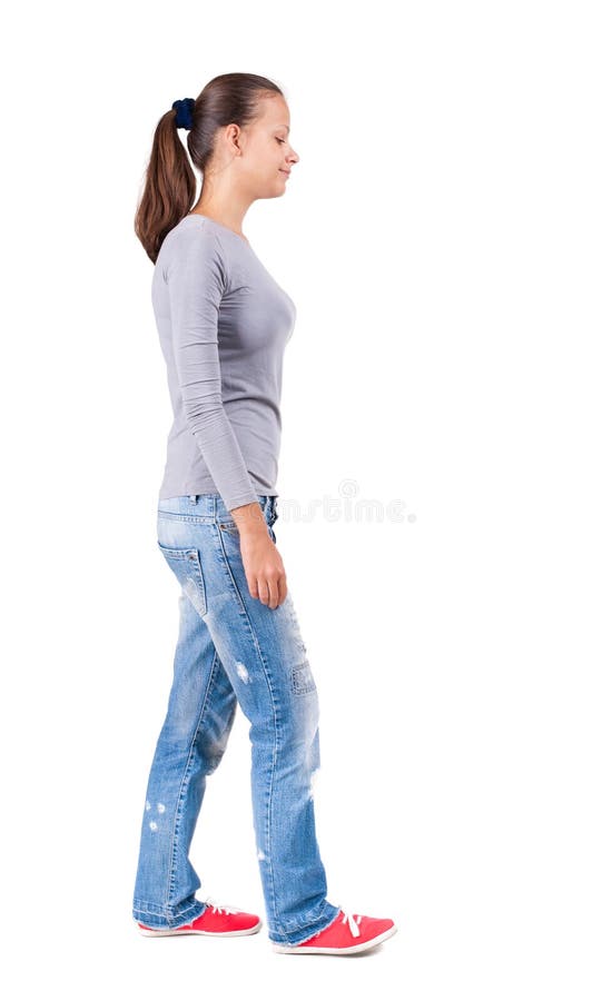 Punto di vista posteriore della donna di camminata in jeans fotografia stock libera da diritti