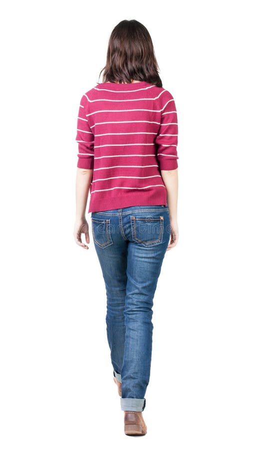 Punto di vista posteriore della donna di camminata in maglione a strisce immagini stock