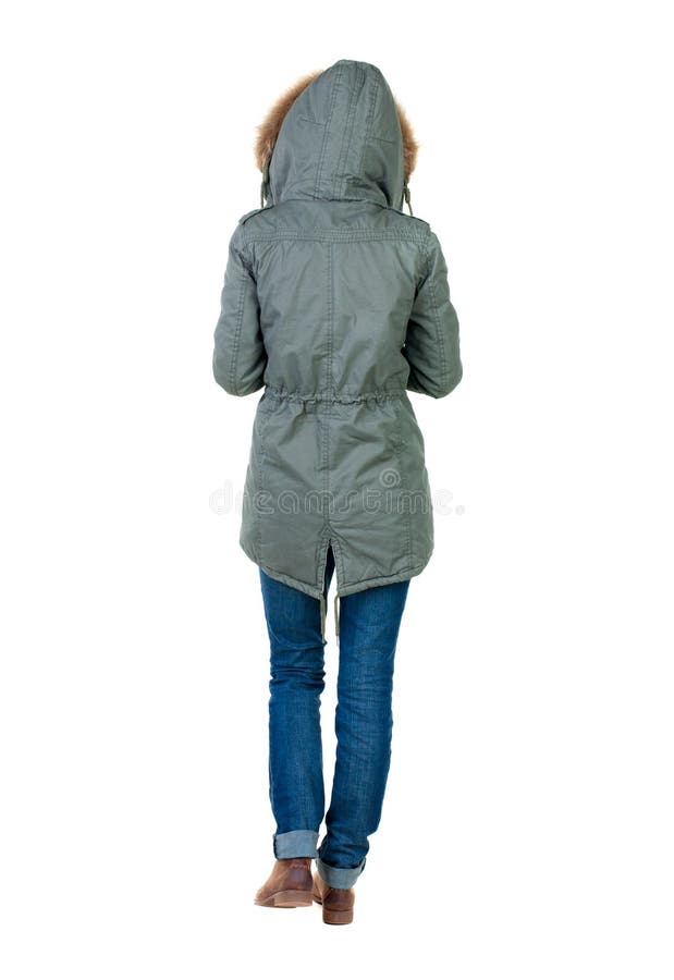 Punto di vista posteriore della donna di camminata in rivestimento di inverno con il cappuccio fotografia stock libera da diritti