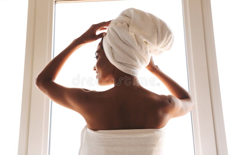 Punto di vista posteriore di una donna africana sensuale fotografia stock libera da diritti Punto di vista posteriore di una donna africana sensuale fotografia stock libera da diritti