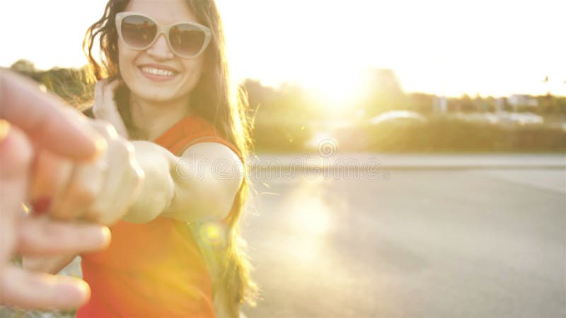 Punto di vista Ritratto di una giovane donna felice che tiene la mano del suo fidanzato che cammina in città Buona famiglia