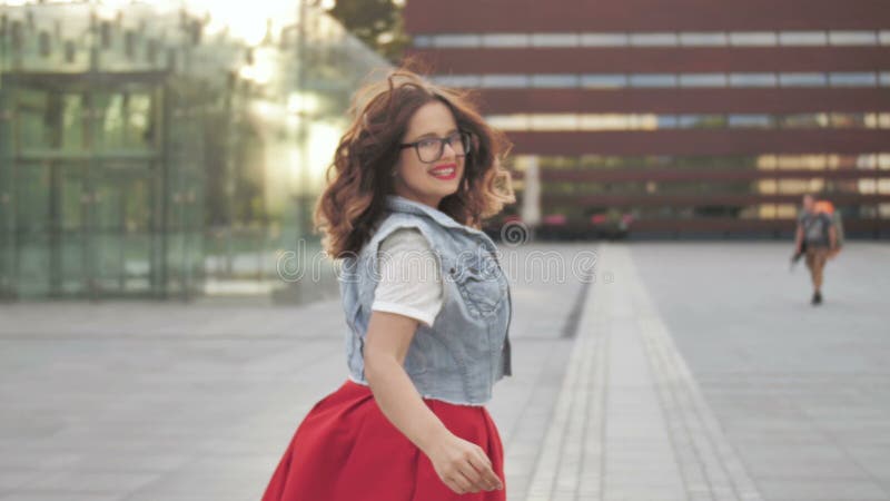 Punto di vista Ritratto di una giovane donna felice che tiene per mano il fidanzato che cammina in città