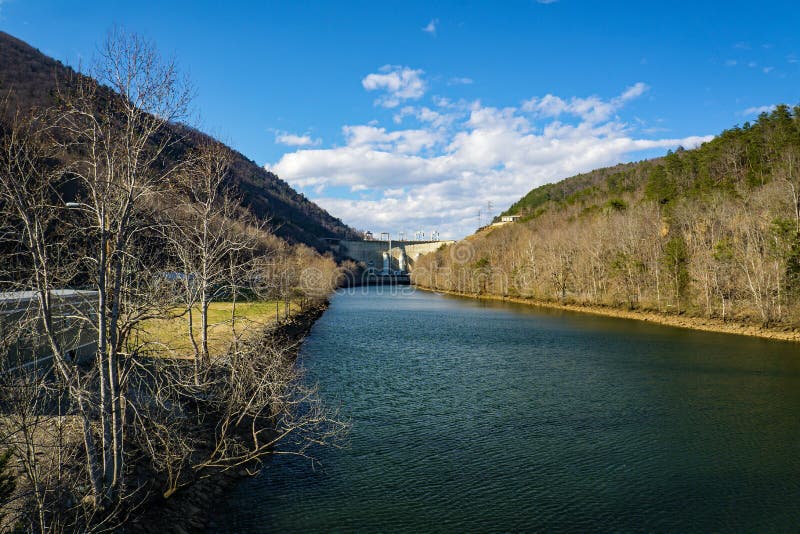 Punto di vista di Smith Mountain Hydroelectric Dam - 2 del fiume di Roanoke fotografia stock libera da diritti Punto di vista di Smith Mountain Hydroelectric Dam - 2 del fiume di Roanoke fotografia stock libera da diritti