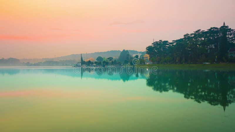 Punto di vista di stupore di Xuan Huong Lake a tempo crepuscolare, Dalat