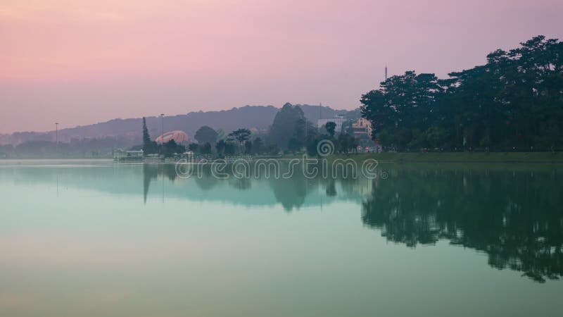 Punto di vista di stupore di Xuan Huong Lake a tempo crepuscolare, Dalat