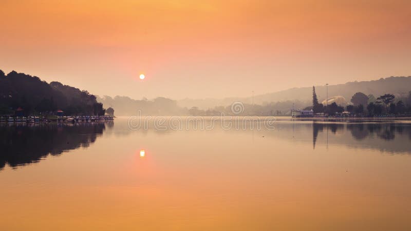 Punto di vista di stupore di Xuan Huong Lake a tempo crepuscolare, Dalat