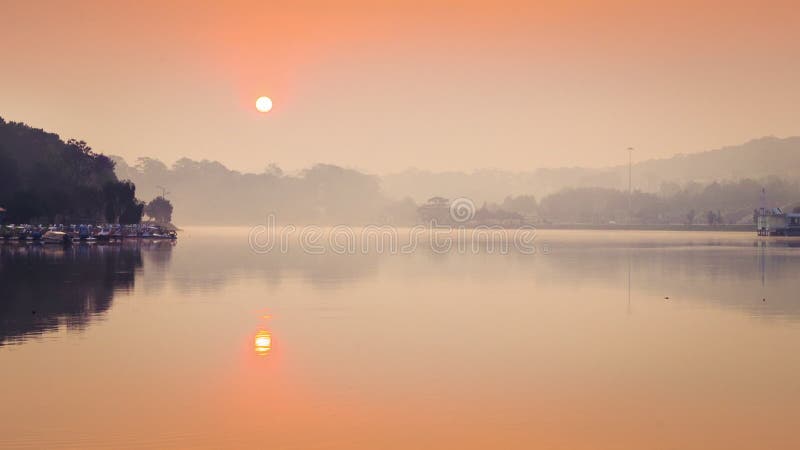 Punto di vista di stupore di Xuan Huong Lake a tempo crepuscolare, Dalat