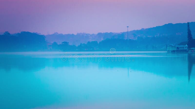 Punto di vista di stupore di Xuan Huong Lake a tempo crepuscolare, Dalat