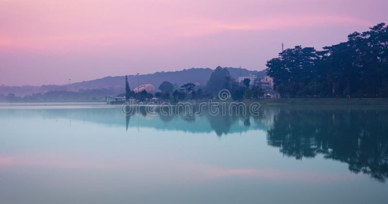 Punto di vista di stupore di Xuan Huong Lake a tempo crepuscolare, Dalat