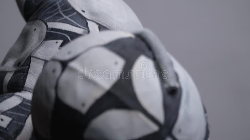 Punto di vista superiore dei movimenti meccanici di un cyborg, fine su stock footage