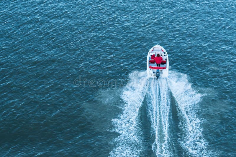 Punto di vista superiore della gente in piccola imbarcazione a motore sul fiume immagine stock libera da diritti Punto di vista superiore della gente in piccola imbarcazione a motore sul fiume immagine stock libera da diritti
