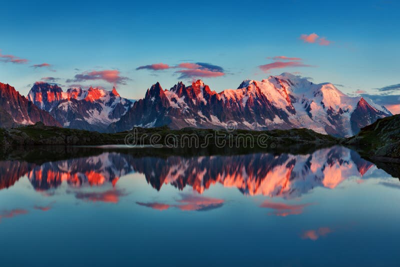Punto di vista variopinto di estate di Mont Blanc Monte Bianco su fondo, posizione di Chamonix-Mont-Blanc Bella scena all'aperto immagini stock libere da diritti Punto di vista variopinto di estate di Mont Blanc Monte Bianco su fondo, posizione di Chamonix-Mont-Blanc Bella scena all'aperto immagini stock libere da diritti