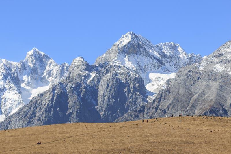 Punto di vista vicino di Jade Dragon Snow Mountain nel Yunnan, Cina fotografia stock Punto di vista vicino di Jade Dragon Snow Mountain nel Yunnan, Cina fotografia stock