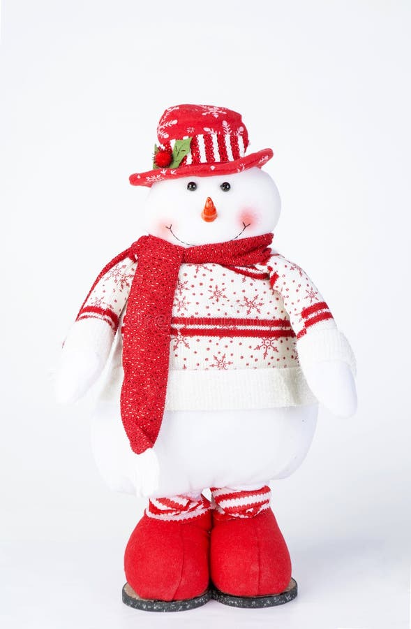 Pupazzo di neve divertente che porta cappello e sciarpa rossi fotografia stock Pupazzo di neve divertente che porta cappello e sciarpa rossi fotografia stock