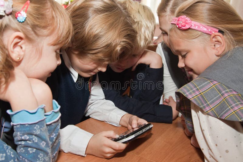 Crianças Felizes Que Constroem Robôs Na Escola Da Robótica Foto de Stock -  Imagem de povos, elementar: 84421408