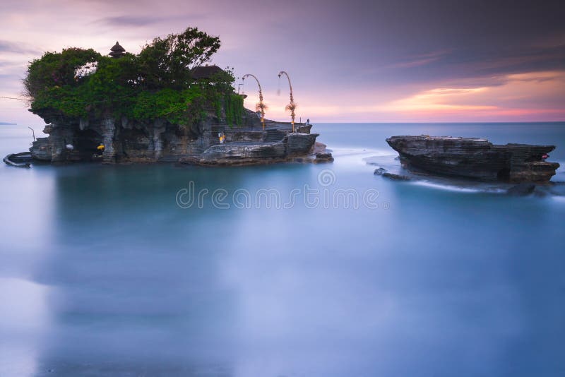 Pura Tanah Lot al tramonto, Bali, Indonesia fotografia stock Pura Tanah Lot al tramonto, Bali, Indonesia fotografia stock