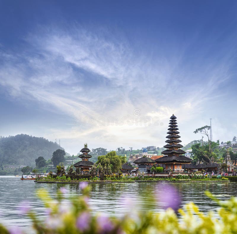 Pura Ulun Danu Bratan-de tempel in Bratan-meer, is beroemde toeristische attractiebestemming in het eiland van Bali, Indonesië stock fotografie Pura Ulun Danu Bratan-de tempel in Bratan-meer, is beroemde toeristische attractiebestemming in het eiland van Bali, Indonesië stock fotografie